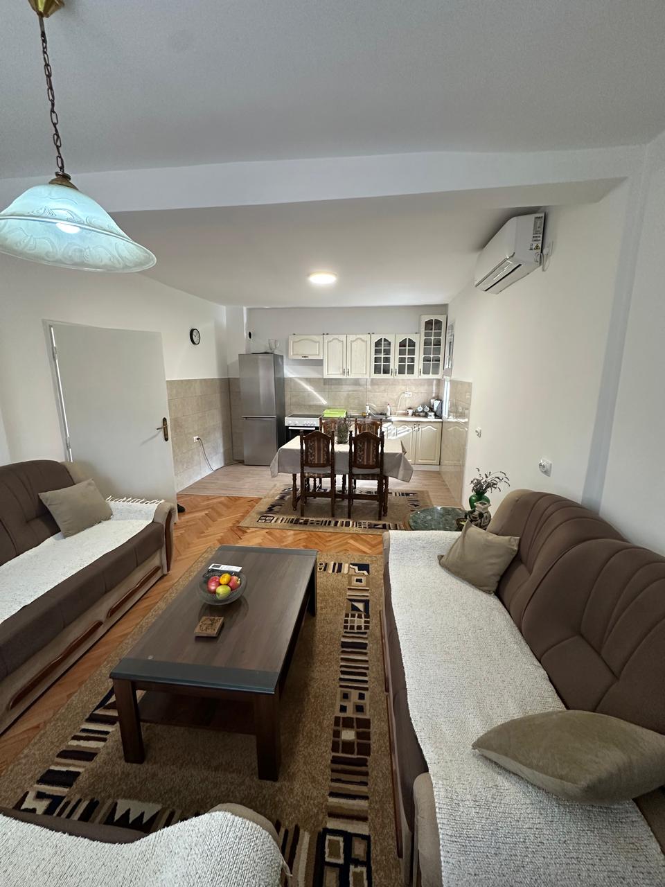 Izdaje se dvosoban stan u Dalmatinskoj ulici, Podgorica